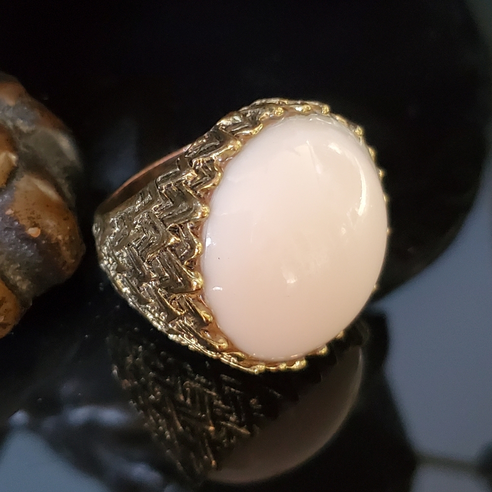 Pretty Goldtone Zigzag Pattern Statement Ring Pal… - image 1